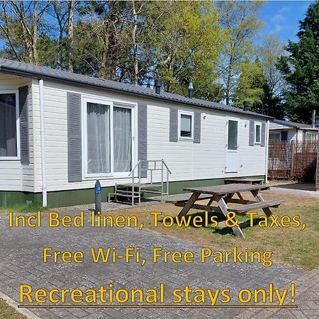 Modern En Chic Chalet Tot 4 Personen Op De Veluwe Recreatiepark De Oude Driest Putten Exterior foto